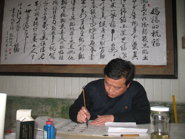 崇凯认真誊写