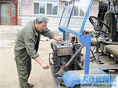 仲卫国在修理农机具