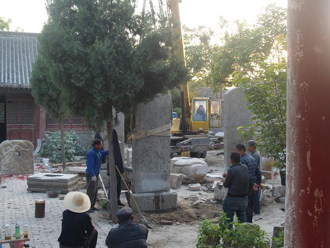 吊车把碑吊起调整角度