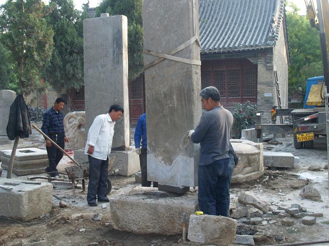 理事仲超观看碑坐里水泥情况