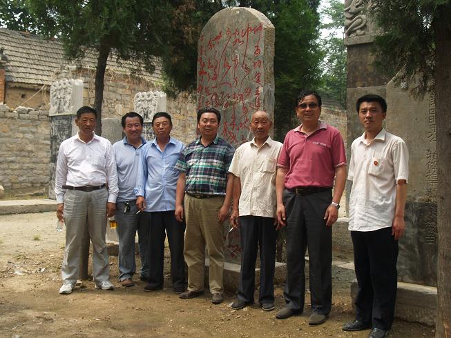 合影于修复好的碑文前