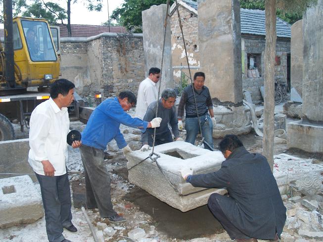 小心准确的放碑坐