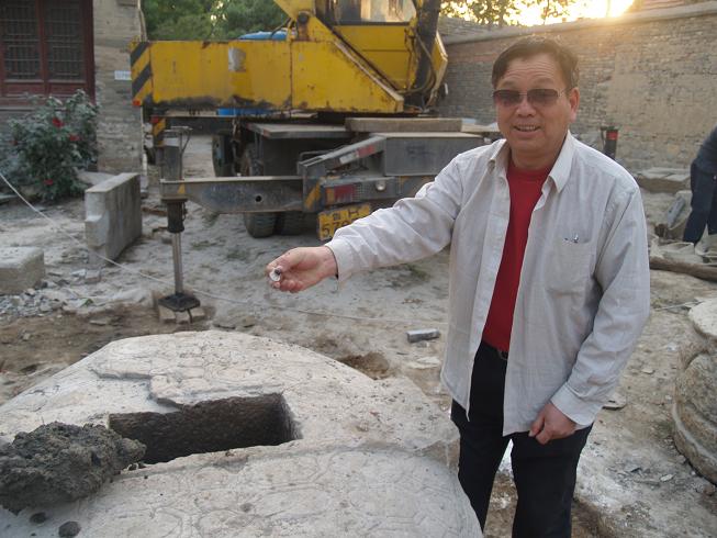 会长崇民在放压碑钱