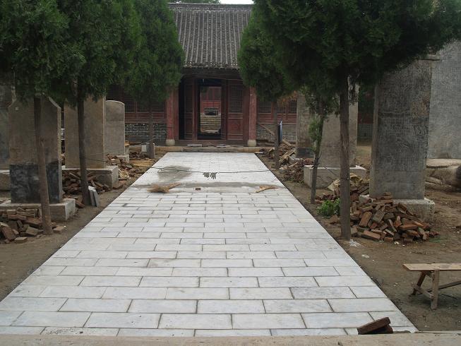 大门至二殿基本完成，还有路牙没镶嵌
