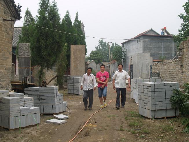 陪同去大殿祭拜