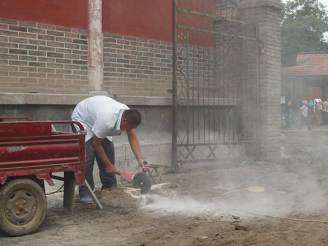 杜师傅在切割井台上的石料