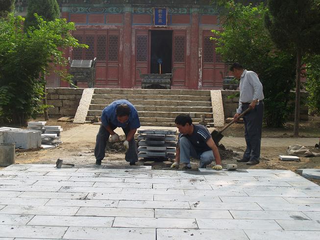 青石板铺设中