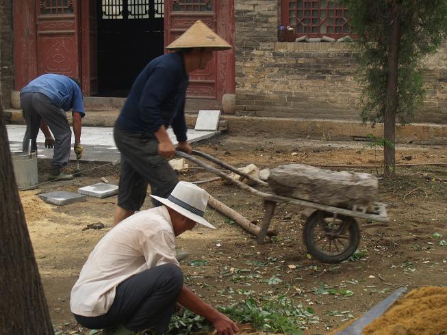 工匠师傅在工作伟峰爷在清理 落叶