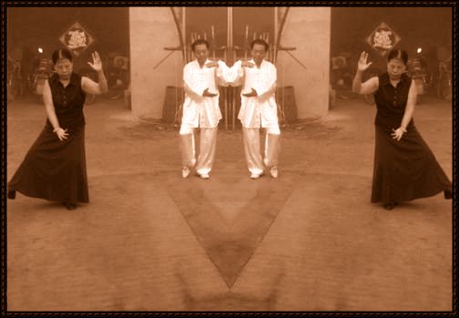 编发仲家浅试学武艺图