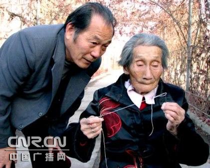 新疆库尔勒102岁老寿星仲秀英能穿针引线