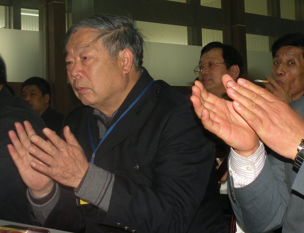 为族人奔走的老人们