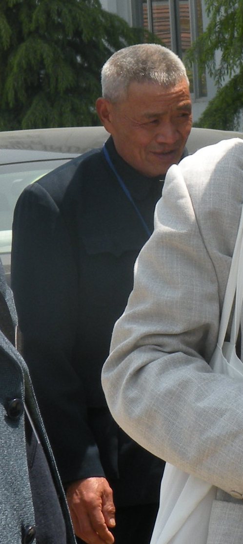 为族人奔走的老人们