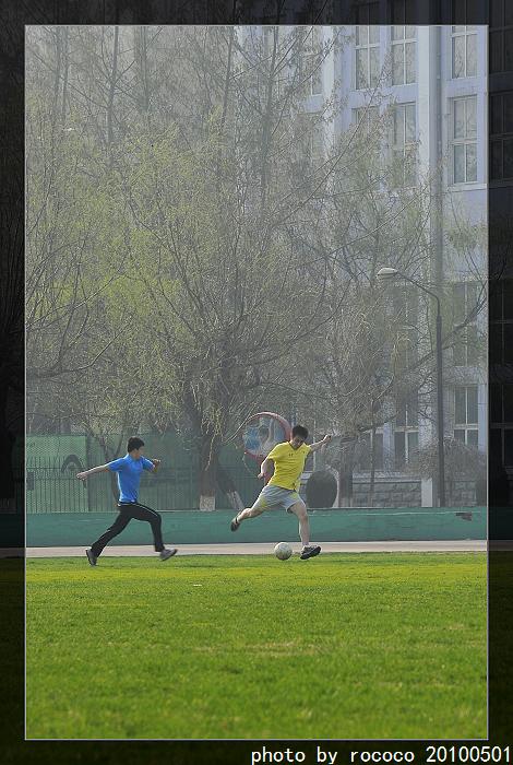 [贴图]前些天踢足球时照的