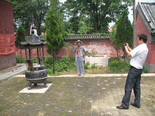 【注意】南京族人仲跻生携爱女与外甥来故里（图片报道）